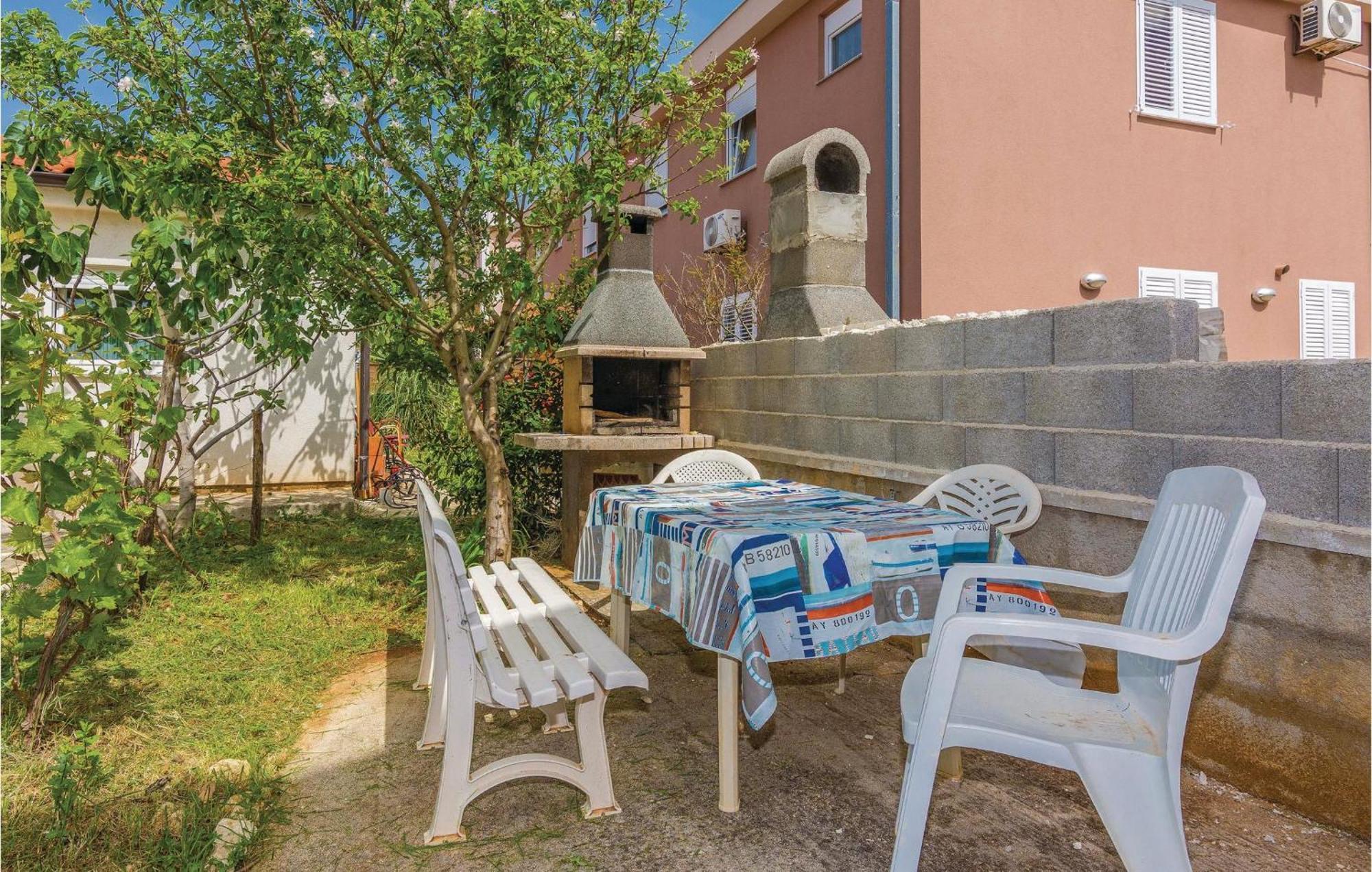 Lovely Apartment In Vir With Kitchen Екстер'єр фото